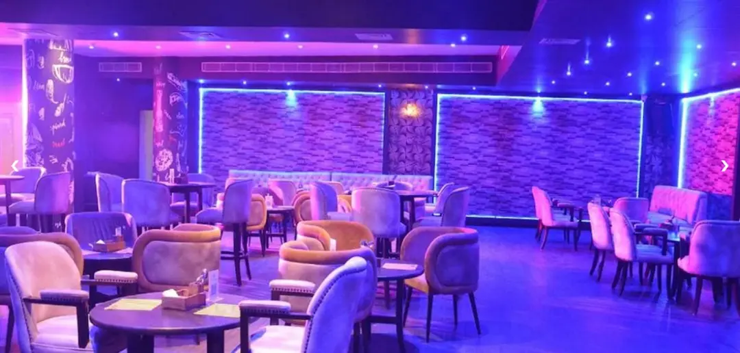 Bougainvilleas on Lombard Street,  San Francisco, Tokyo